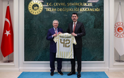 Bakan Kurum, Fenerbahçe Kulübü Başkanı Aziz Yıldırım’ı kabul etti
