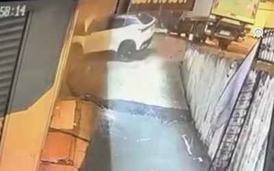 Beylikdüzü'nde otomobil duvara böyle çarptı kaza anı kamerada
