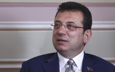 'Boğazımızdan haram lokma geçmedi' diyen İmamoğlu mikrofonu bırakıp yerine oturdu