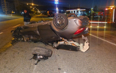 Bursa'da otomobil ile kamyonet çarpıştı: 3 kişi yaralandı