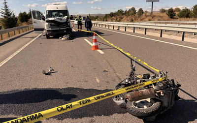 Minibüsle çarpışan motosikletin sürücüsü öldü