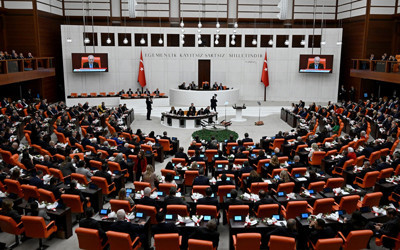 Cumhurbaşkanı Erdoğan kürsüye gelince Yeni Partililer salonu terk etti!