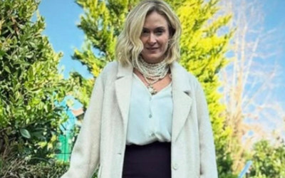 Ceyda Düvenci formda haliyle dikkat çekti! Mini etek tercihi olay...
