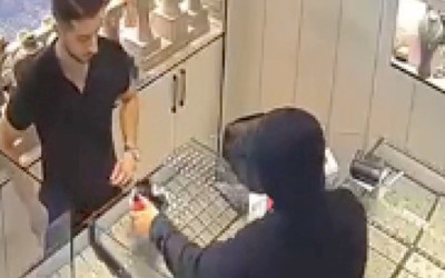 Kuyumcuyu soyacaktı, tuzağa düştü! Altınları poşete koyup kaçtı ama...