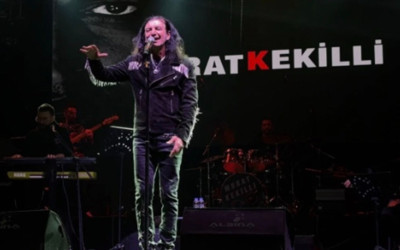 90'lı yılların efsanesiydi! Murat Kekilli sahnelere döndü...