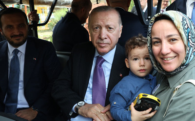 Cumhurbaşkanı Erdoğan’dan AileFest'e ziyaret! Ailelerle sohbet etti, fotoğraf çektirdi