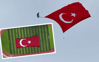 Özel Kuvvetler, 3 bin 37,5 metrekarelik dev Türk bayrağını gökyüzünde dalgalandırdı