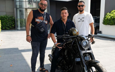 Mesut Özil en sevdiği motoru satışa çıkardı! Fiyatı dudak uçuklatıyor