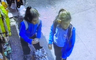 İki kız kardeşin yaptığı büyük takdir topladı! Market sahibi izleyince duygulandı