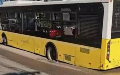 Maltepe'de bir İETT otobüsü yolun çökmesi sonucu oluşan çukura düştü
