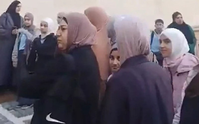 Azerbaycan'da başörtüsü tartışması büyüyor! Öğrenciler gözyaşlarına boğuldu