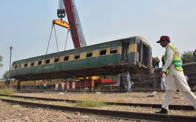Yolcu treni raydan çıktı! Çok sayıda ölü ve yaralı var