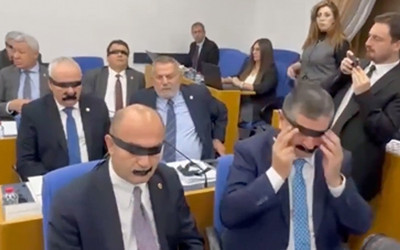 Meclis'te Halk TV protestosu: Ağızlarını ve gözlerini bantladılar