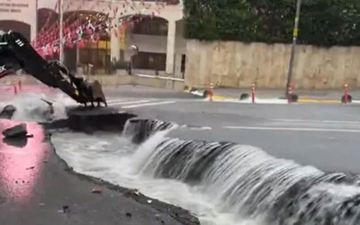 Eyüpsultan Belediyesi önündeki yol yağış sonrası ikiye ayrıldı