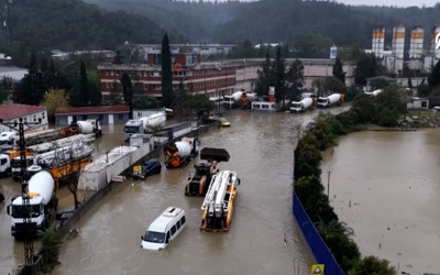 Sarıyer'de yağış sonrası beton fabrikasında mahsur kalan işçiler böyle kurtarıldı
