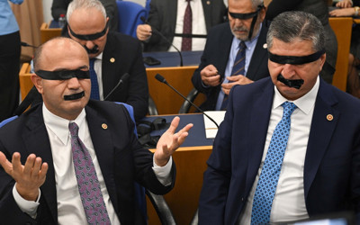 Meclis'teki bantlı eylem çok konuşulmuştu Özgür Özel'den Özgür Karabat'a fırça