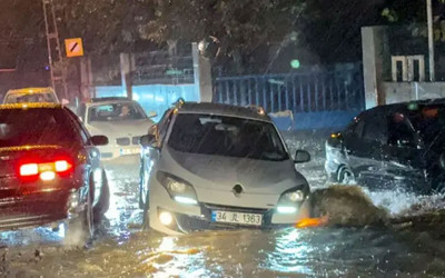 Sağanak İstanbul'un Anadolu Yakası'nda hayatı olumsuz etkiledi