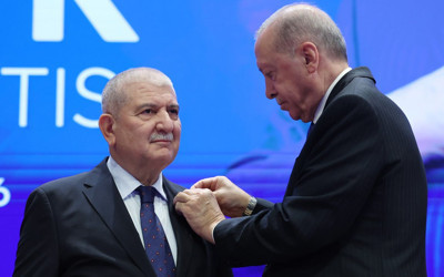 Bursa Milletvekili Kani Torun AK Parti'ye katıldı! Rozetini Erdoğan taktı