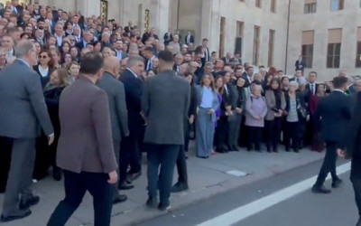 TBMM önünde CHP Lideri Kemal Kılıçdaroğlu'na sevgi seli... Böyle karşıladılar