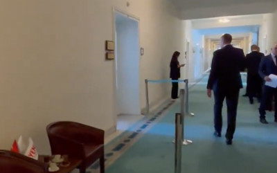 Yeni Partili Murat Emir, Meclis'teki odasının önüne şerit çektirdi!