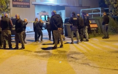 Demir parçasının altında kaldı, can verdi... Bursa'da vahim olay