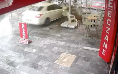 Kontrolden çıkan araba kafeye böyle daldı...