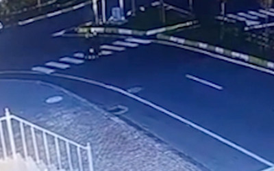 Otomobil yaya geçidinde 2 öğretmene çarptı! Feci anlar...
