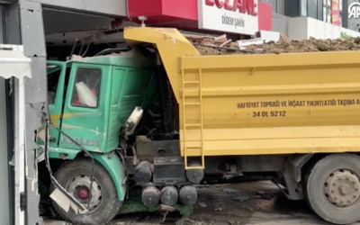 Hafriyat kamyonu eczaneye daldı! Facia böyle geliyorum dedi