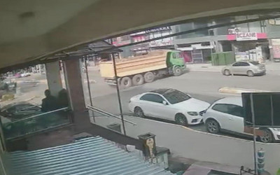 Pendik'te dehşet! Kontrolden çıkan hafriyat kamyonu eczaneye böyle girdi