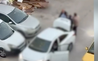 Bir kişiyi zorla otomobilin bagajına koyup götürdüler