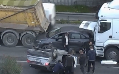 Bağcılar'da zincirleme kaza! Yaralılar var, yolun iki şeridi kapatıldı