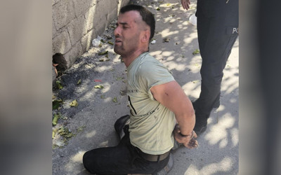 Adana'da önüne atladığı aracı çalan şüpheli kamerada! Kıskıvrak yakalandı