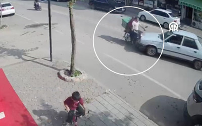 Otomobille motosiklet çarpıştı! Adana'daki kaza kamerada
