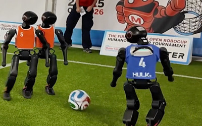İnsansı robotlar futbol maçı yaptı!