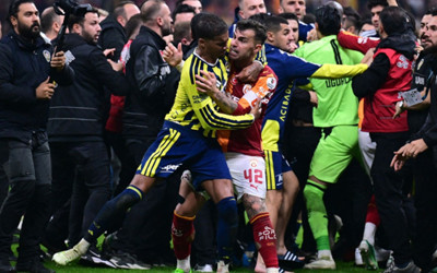 Galatasaray-Fenerbahçe derbisi biter bitmez kavga çıktı