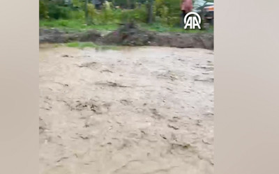 Sağanak sonrası korkulan oldu! Dere taştı, ekipler bölgeye gidiyor