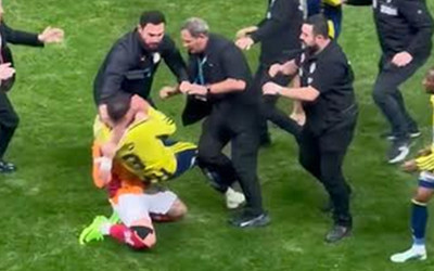 Galatasaray-Fenerbahçe derbisinin sonunda çıkan kavganın en net görüntüsü
