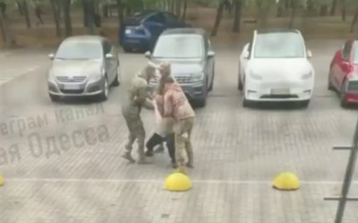 Ukrayna’da zorla askere alma gerilimi! Vatandaşlar kurtarmak istedi, başaramadı
