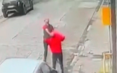 Yüksekten düşen kediyi montu ile kurtardı! İnanılmaz anlar