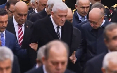 Ayağı takılan Dervişoğlu'nun koluna Bahçeli'nin özel kalem müdürü girdi