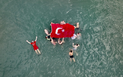 Samsun'da yüzücülerin 29 Ekim coşkusu! Karadeniz'de bayrak açtılar...