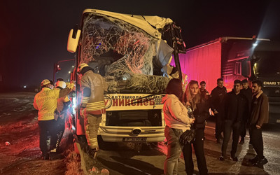 Edirne'de tır ile otobüs çarpıştı!