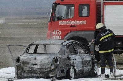 Servise kızdı otomobilini yaktı - Resim: 1