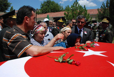 Şehit Üsteğmen toprağa verildi - Resim: 3
