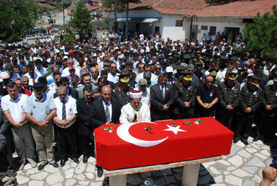 Şehit Üsteğmen toprağa verildi - Resim: 4