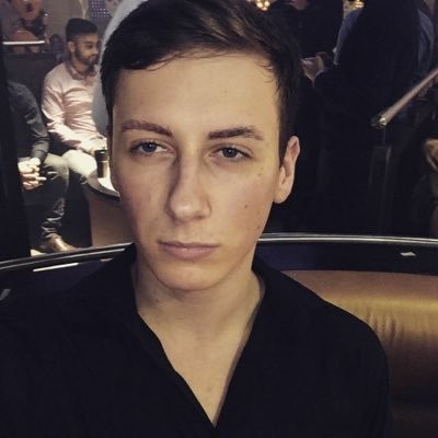 Genç adam ofise elbise giyip geldi herkes şoke oldu bakın neden - Resim: 1