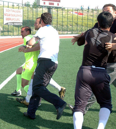 Hakeme tekme tokat girdiler - Resim: 2