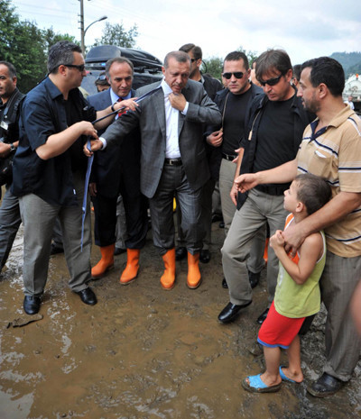 Erdoğan çizmeyi çekip dert dinledi - Resim: 4