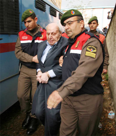 Üzmez'in pantolonu düştü - Resim: 1