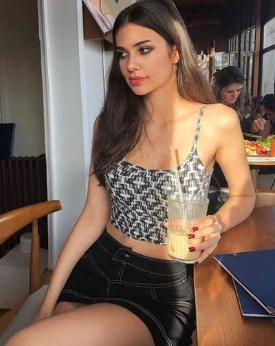 Defne Samyeli'nin kızı Deren Talu dekolteli pozuyla sosyal medyayı salladı - Resim: 2